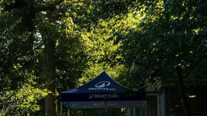 Partnertent op het grasveld tijdens IMPACT [Camp]