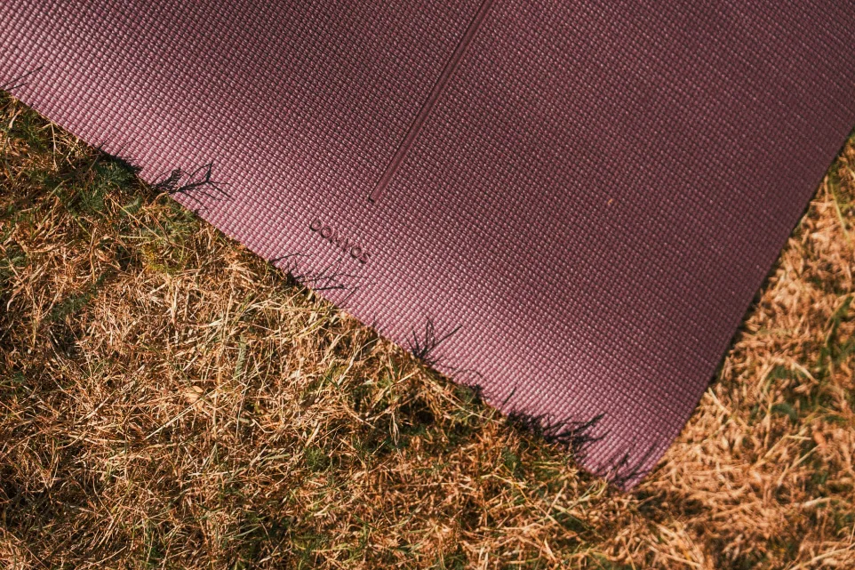 Close-up van een yogamat in het gras tijdens IMPACT [Camp]