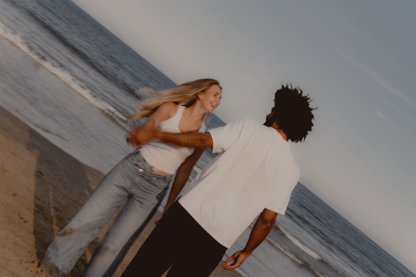 Mirte Rens en Jean-Marc Mwema aan zee