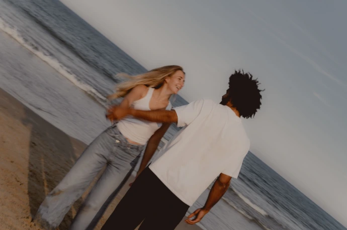 Founders Jean-Marc Mwema en Mirte Rens wandelen samen langs de zee
