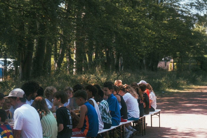 Jongeren in een kring tijdens IMPACT Camp